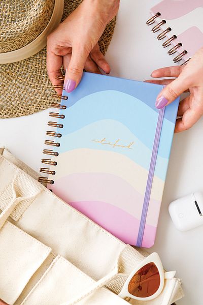 Matt Notebook دفتر ملاحظات مقاس A5 مقاس 15 × 21 سم ومبطن ومرن وغير مؤرخ بألوان قوس قزح