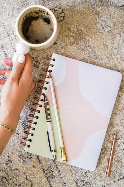 Matt Notebook A5 15x21 Cm Blocnotes în spirală elastic în carouri fără dată Abstract