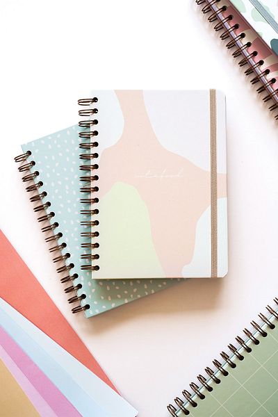 Matt Notebook A5 15x21 Cm Blocnotes în spirală elastic în carouri fără dată Abstract