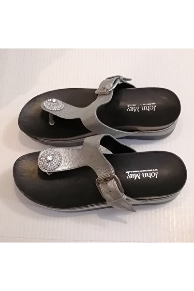 John May Kadın Hakiki Deri Gümüş Simli Parlak Taşlı Metal Tokalı Parmak Arası Terlik