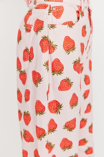 Trendyol Collection Rózsaszín eper nyomott magas derekú 90-es évek széles lábszárú farmernadrágja TWOSS22JE00012