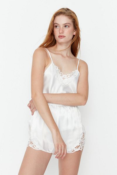 Trendyol Collection Ecrufarbenes, gewebtes Pyjama-Set aus Spitze mit Seilträgern und Satin-Shorts THMAW21PT0843