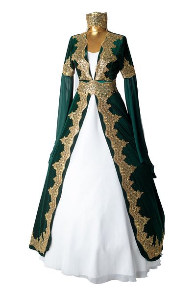 DolunayModa قفطان بيندالي للموسم الجديد من الدانتيل الذهبي