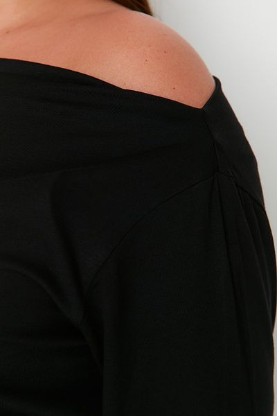 Trendyol Curve Dehnbare, drapierte schwarze Bluse mit Madonna-Ausschnitt in Übergröße – TBBAW23AF00031