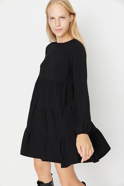Trendyol Collection Black Flounce skater/zavin do pasu/texturované mini pletené šaty TWOAW23EL00371