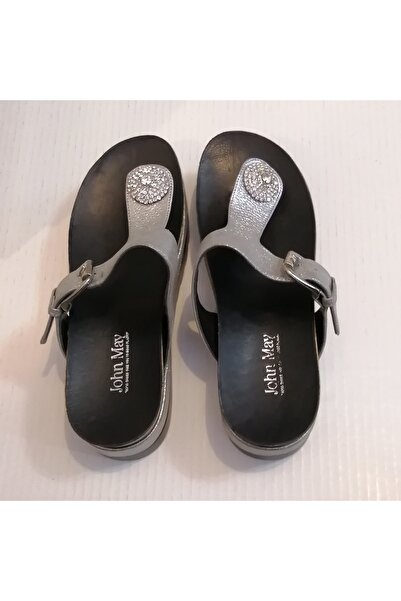 John May Kadın Hakiki Deri Gümüş Simli Parlak Taşlı Metal Tokalı Parmak Arası Terlik