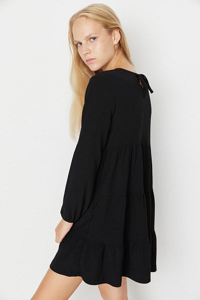 Trendyol Collection Black Flounce skater/zavin do pasu/texturované mini pletené šaty TWOAW23EL00371