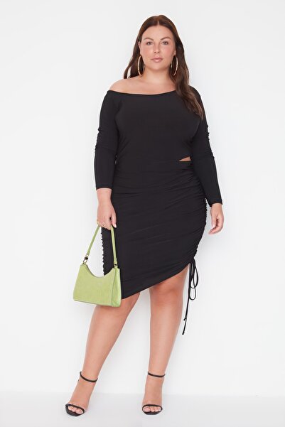 Trendyol Curve Černý asymetrický límec s detailním vykrojením na straně pletené šaty TBBAW23AH00049
