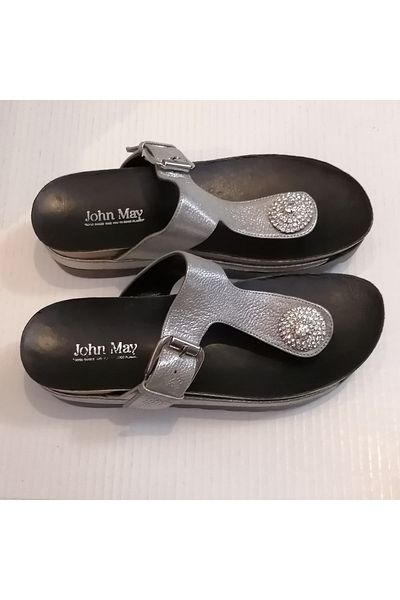John May شبشب نسائي من الجلد الطبيعي باللون الفضي اللامع ومزود بإبزيم معدني