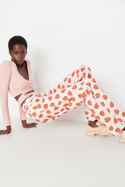 Trendyol Collection Rózsaszín eper nyomott magas derekú 90-es évek széles lábszárú farmernadrágja TWOSS22JE00012