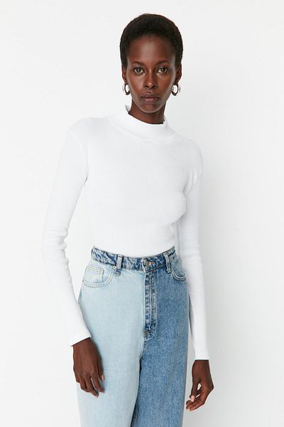 Trendyol Collection Weiße, taillierte, langärmlige, gerippte, dehnbare Strickbluse mit hohem Kragen TWOAW21BZ0423