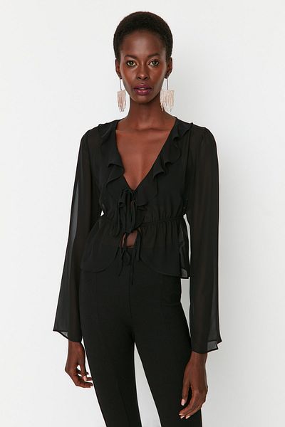Trendyol Collection Schwarze, gebundene, ungefütterte Chiffonbluse TPRAW23BZ00070