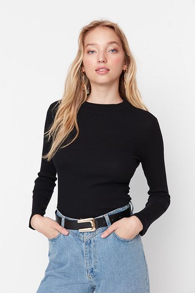 Trendyol Collection Schwarzer, schmaler, gerippter Stretch-Strickbody mit Stehkragen und Druckknopf TWOAW20BD0011