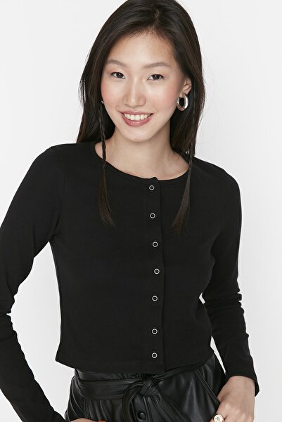 Trendyol Collection Černá Knoflík Detailní Přiléhavý Crop Crew Výstřih Žebrovaný Bavlna Pružná pletená halenka TWOAW21BZ0128