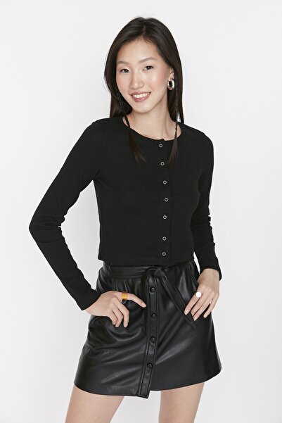 Trendyol Collection Černá Knoflík Detailní Přiléhavý Crop Crew Výstřih Žebrovaný Bavlna Pružná pletená halenka TWOAW21BZ0128