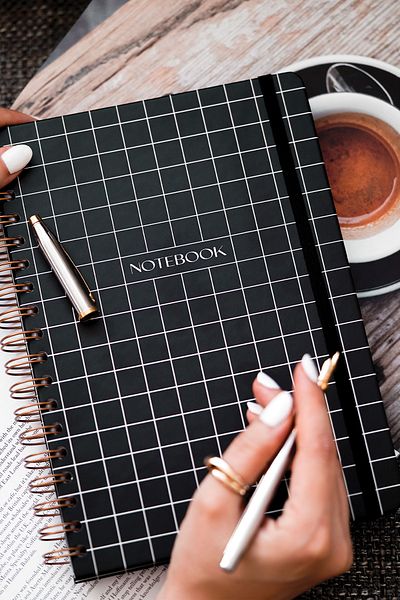 Matt Notebook 17x24 Cm Caiet de note cu copertă rigidă cu spirală elastică în carouri negru