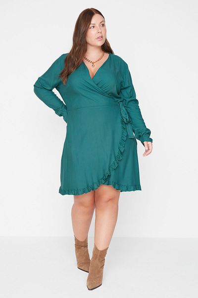 Trendyol Curve Smaragdgrünes Kleid aus Viskosegewebe mit V-Ausschnitt und zweireihigem Verschluss TBBAW23AH00072