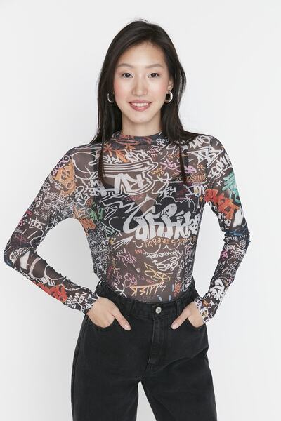 Trendyol Collection Vícebarevný tištěný slogan Crew Neck Dlouhý rukáv Tylová pletená halenka TWOAW20BZ1098