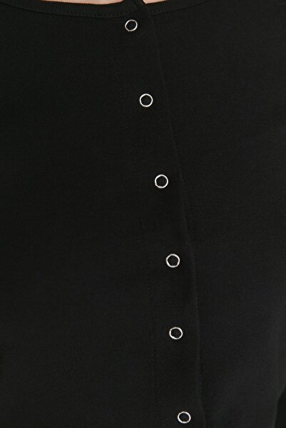 Trendyol Collection Černá Knoflík Detailní Přiléhavý Crop Crew Výstřih Žebrovaný Bavlna Pružná pletená halenka TWOAW21BZ0128