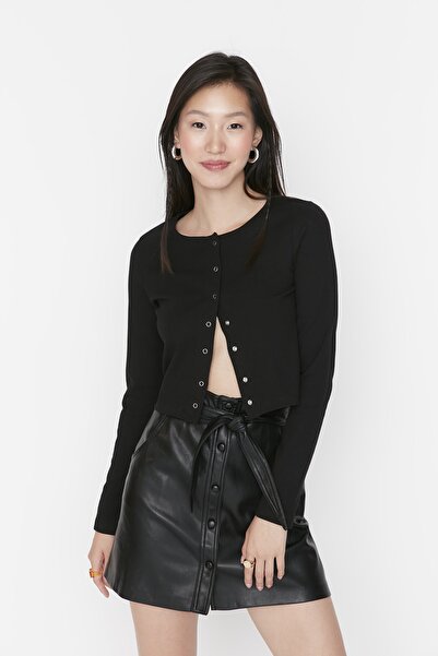 Trendyol Collection Černá Knoflík Detailní Přiléhavý Crop Crew Výstřih Žebrovaný Bavlna Pružná pletená halenka TWOAW21BZ0128