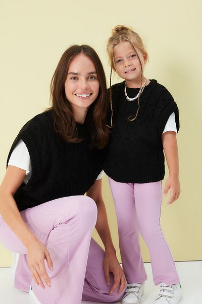 Trendyol Collection Schwarzer Strickpullover mit Rundhalsausschnitt und selbstgemustertem Muster TWOAW21BZ0447