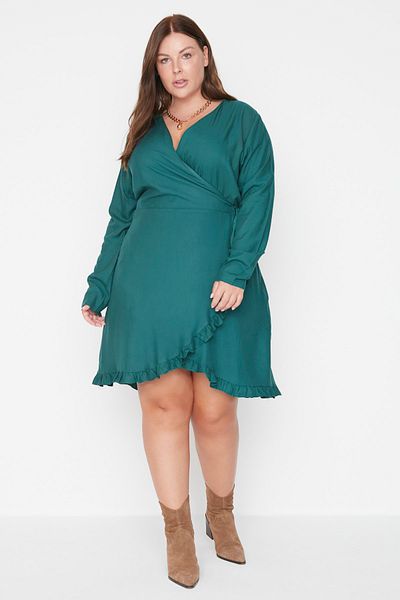 Trendyol Curve Smaragdgrünes Kleid aus Viskosegewebe mit V-Ausschnitt und zweireihigem Verschluss TBBAW23AH00072