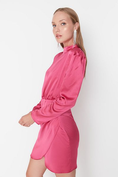 Trendyol Collection Kurzes Abendkleid aus rosa Satin mit Stehkragen - TPRAW22EL1217