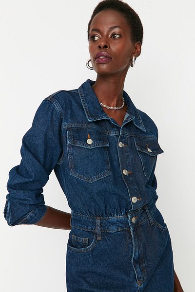Trendyol Collection Blaues Mini-Jeanshemdkleid mit Taschendetail TWOAW23EL00643