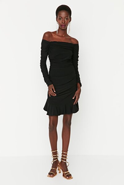 Trendyol Collection Černé pletené krátké večerní šaty střihu do A – detail volánku, TPRAW23EL00122