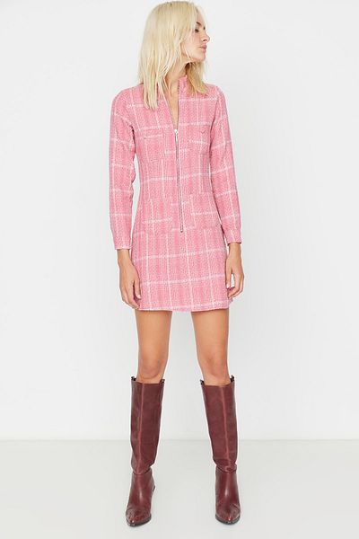 Trendyol Collection Rosafarbenes Tweed-Webkleid mit Reißverschluss und Taschendetail TWOAW23EL00478