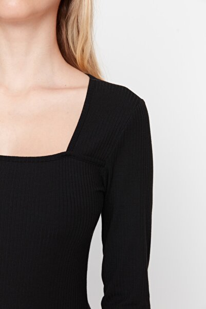 Trendyol Collection Černé žebrované midi šaty s čtvercovým výstřihem, dlouhým rukávem a rozparkem TWOAW22EL0871