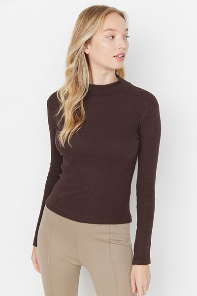 Trendyol Collection Braune, taillierte, langärmlige, gerippte, dehnbare Strickbluse mit hohem Kragen TWOAW21BZ0423