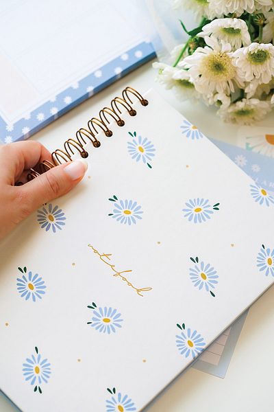 Matt Notebook 17x24 Cm Elastic Spiral Hard Cover Notebook Checkered Daisy