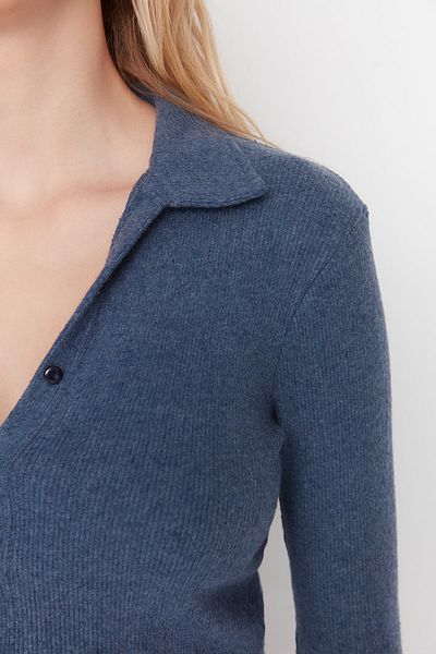 Trendyol Collection Indigógombos, részletesen illeszkedő póló nyakú bordázott, rugalmas kötött blúz TWOAW22BZ0522