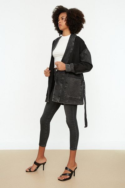 Trendyol Collection Anthrazitfarbene, übergroße Jeansjacke mit Farbblock und Gürtel TWOSS21CE0186