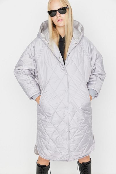 Trendyol Collection Šedý oversize dlouhý prošívaný kabát s kapucí a kapucí TWOAW22MO0010