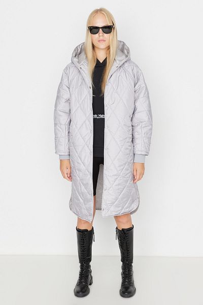 Trendyol Collection Šedý oversize dlouhý prošívaný kabát s kapucí a kapucí TWOAW22MO0010