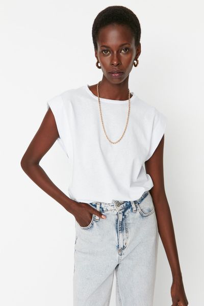 Trendyol Collection Weißes Basic-Strick-T-Shirt mit Rundhalsausschnitt aus 100 % Baumwollwatte TWOSS20TS0021
