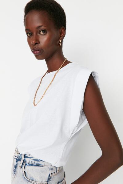 Trendyol Collection Weißes Basic-Fahrrad-T-Shirt aus 100 % Baumwolle – Watte-Look – TWOSS20TS0021