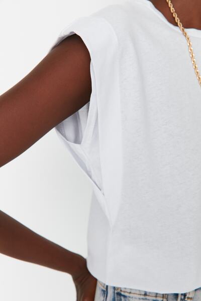 Trendyol Collection Weißes Basic-Fahrrad-T-Shirt aus 100 % Baumwolle – Watte-Look – TWOSS20TS0021