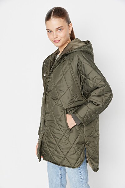 Trendyol Collection Oversize'owy pikowany płaszcz w kolorze khaki z kapturem i ozdobnymi napami Twoaw22Mo0024