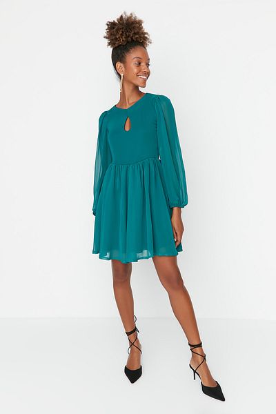 Trendyol Collection Φόρεμα υφαντό από σιφόν με μίνι σμαραγδένια γραμμή TWOAW23EL00846
