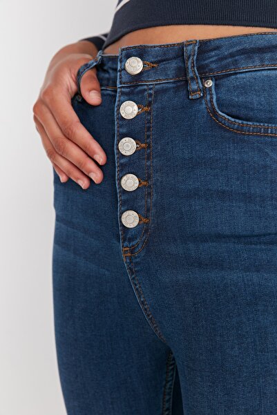 Trendyol Collection Sötétkék elöl gombos, magas derekú, rugalmas skinny farmer TWOAW20JE0051