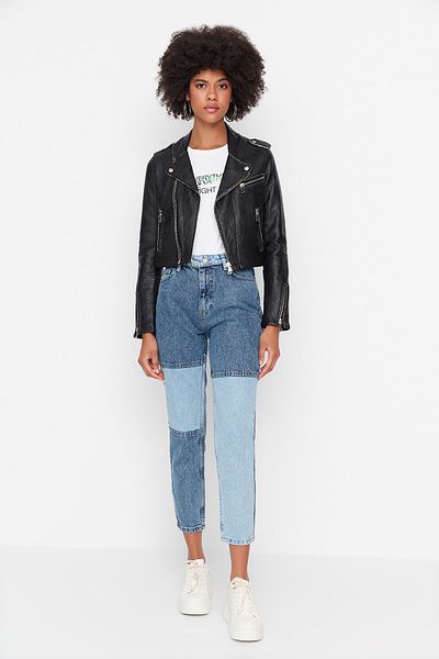 Trendyol Collection Blaue Mom-Jeans mit hoher Taille und Farbblockdesign TWOSS22JE0151