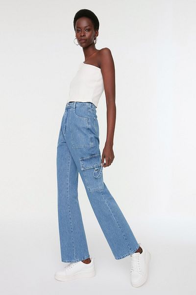 Trendyol Collection Blaue Jeans mit hoher Taille und weitem Bein und Cargo-Taschen TWOSS22JE0657