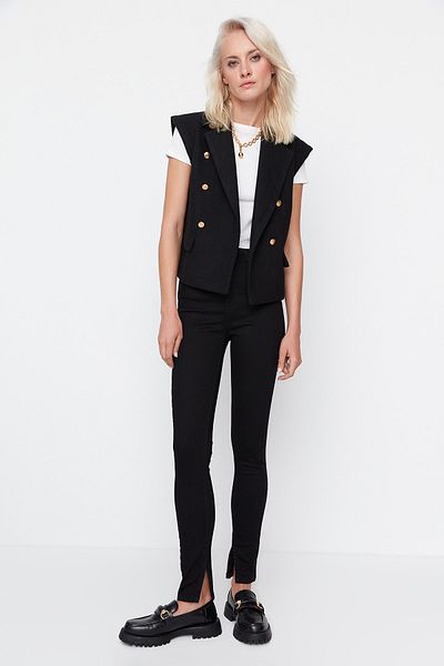 Trendyol Collection Schwarze High Waist Skinny Jeans mit Schlitzen TWOSS21JE0081