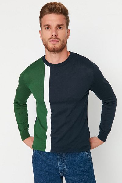 Trendyol Collection Grüner Slim-Fit-Strickpullover aus Baumwolle mit Rundhalsausschnitt und Einsätzen TMNAW21KZ0566