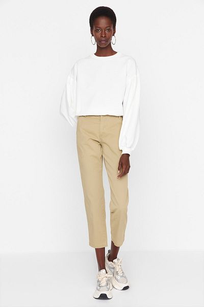 Trendyol Collection Khakifarbene Mom-Jeans mit niedriger Taille TWOAW23JE00396