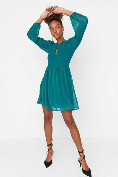 Trendyol Collection Φόρεμα υφαντό από σιφόν με μίνι σμαραγδένια γραμμή TWOAW23EL00846