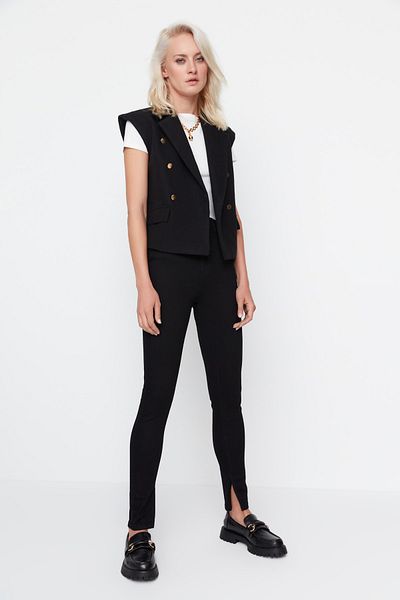 Trendyol Collection Schwarze High Waist Skinny Jeans mit Schlitzen TWOSS21JE0081